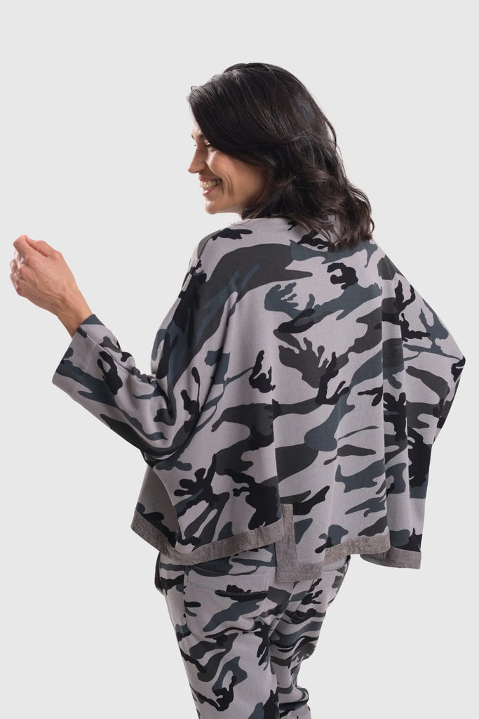alembika-urban-kia-top-grey-camo-baumwoll-top-mit-leder-trim image 1