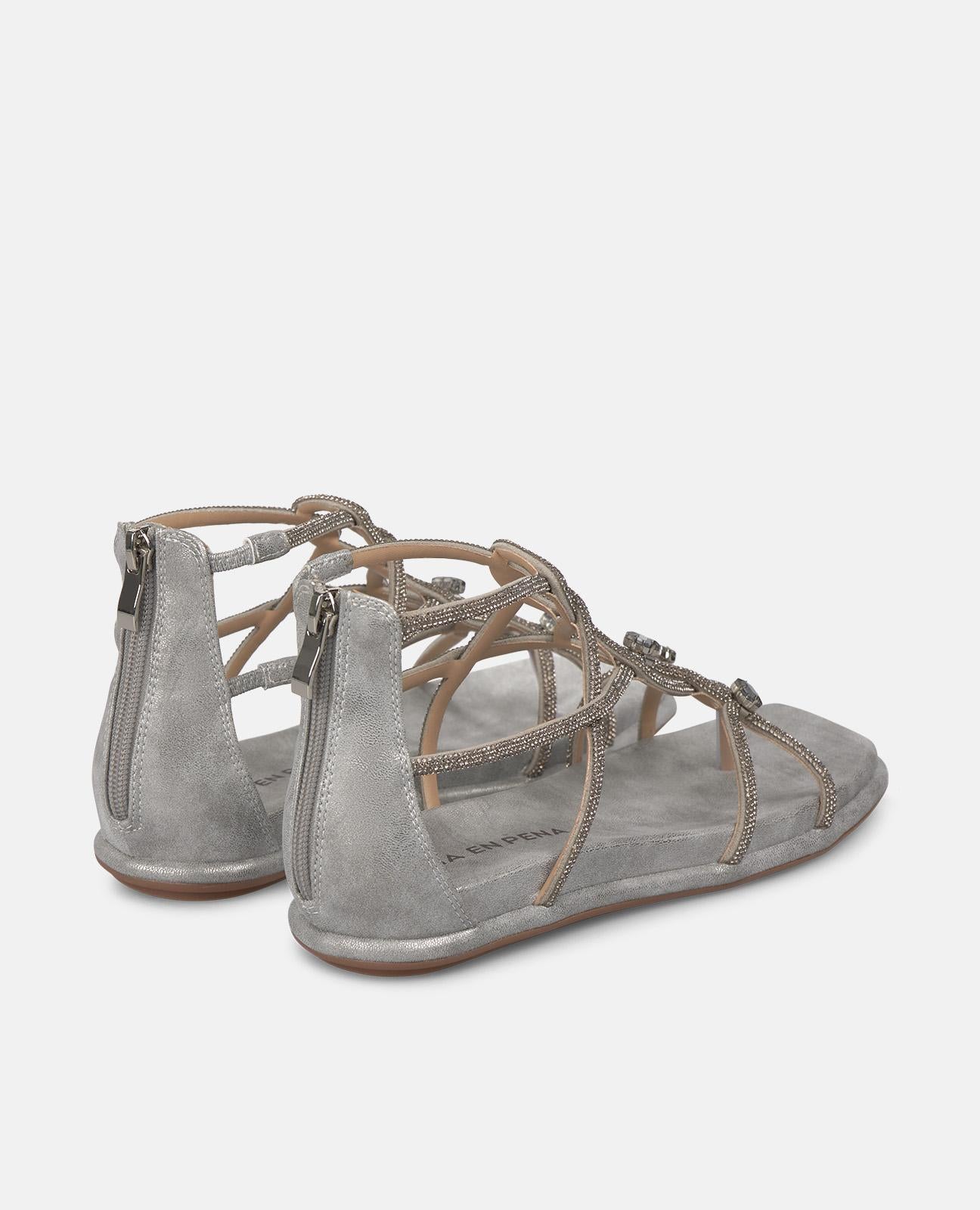 alma-en-pena-closed-heel-sandals-flache-sandale-metallic-riemen-silber image 3