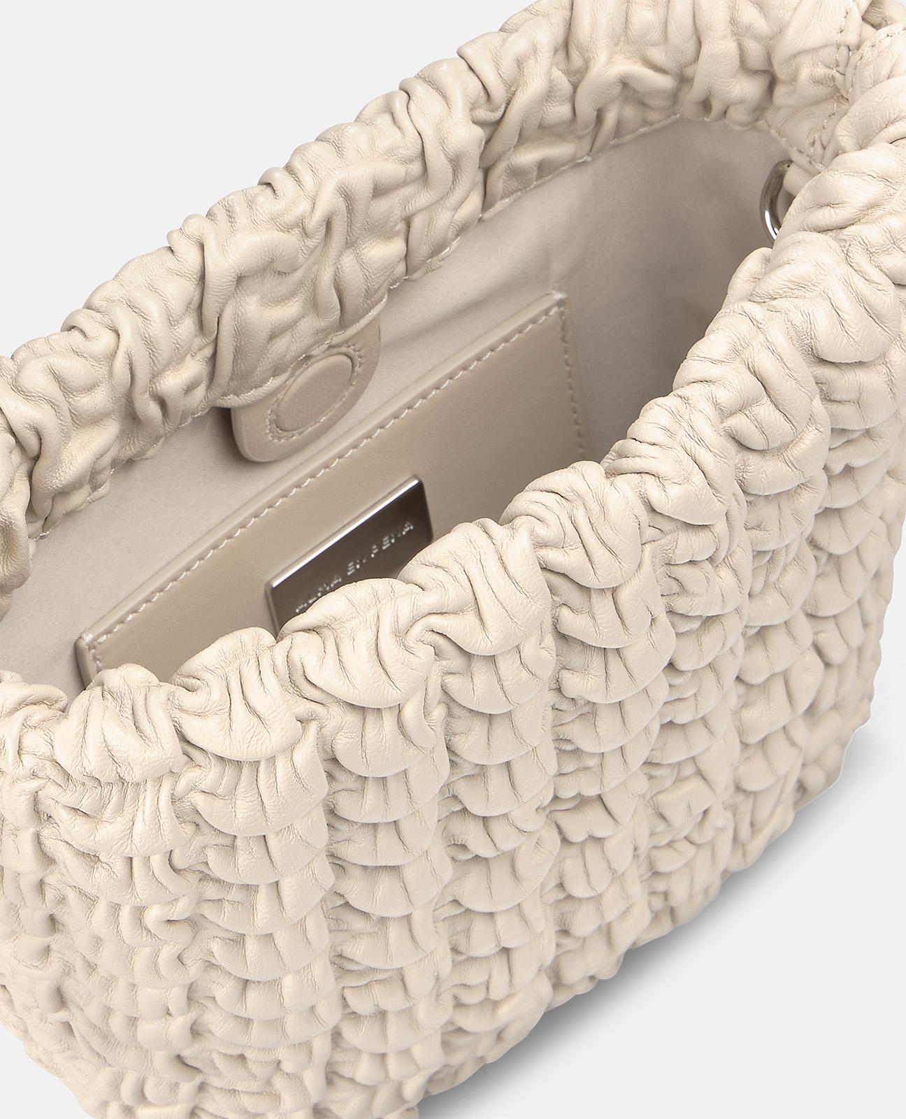 alma-en-pena-ledertasche-relief-beuteltasche-grau-crossbody image 5