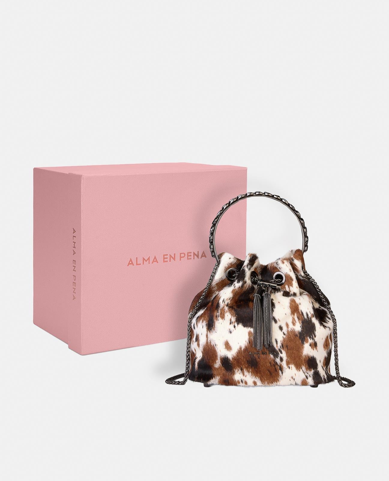 alma-en-pena-bowler-bag-aus-leder-mit-anh-nger-multicolor-kette-schulterriemen image 5