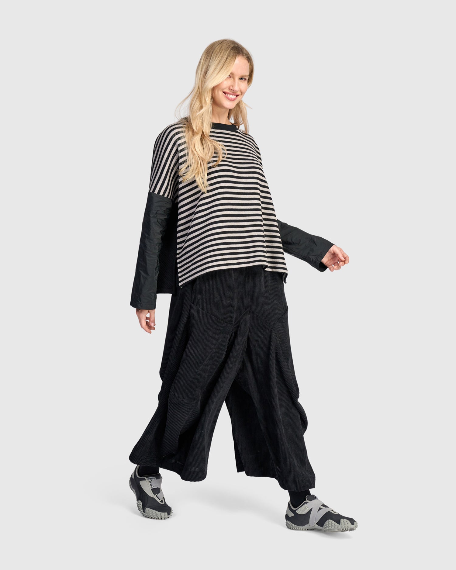 alembika-urban-sund-boxy-top-black-cloud-stripe image 3