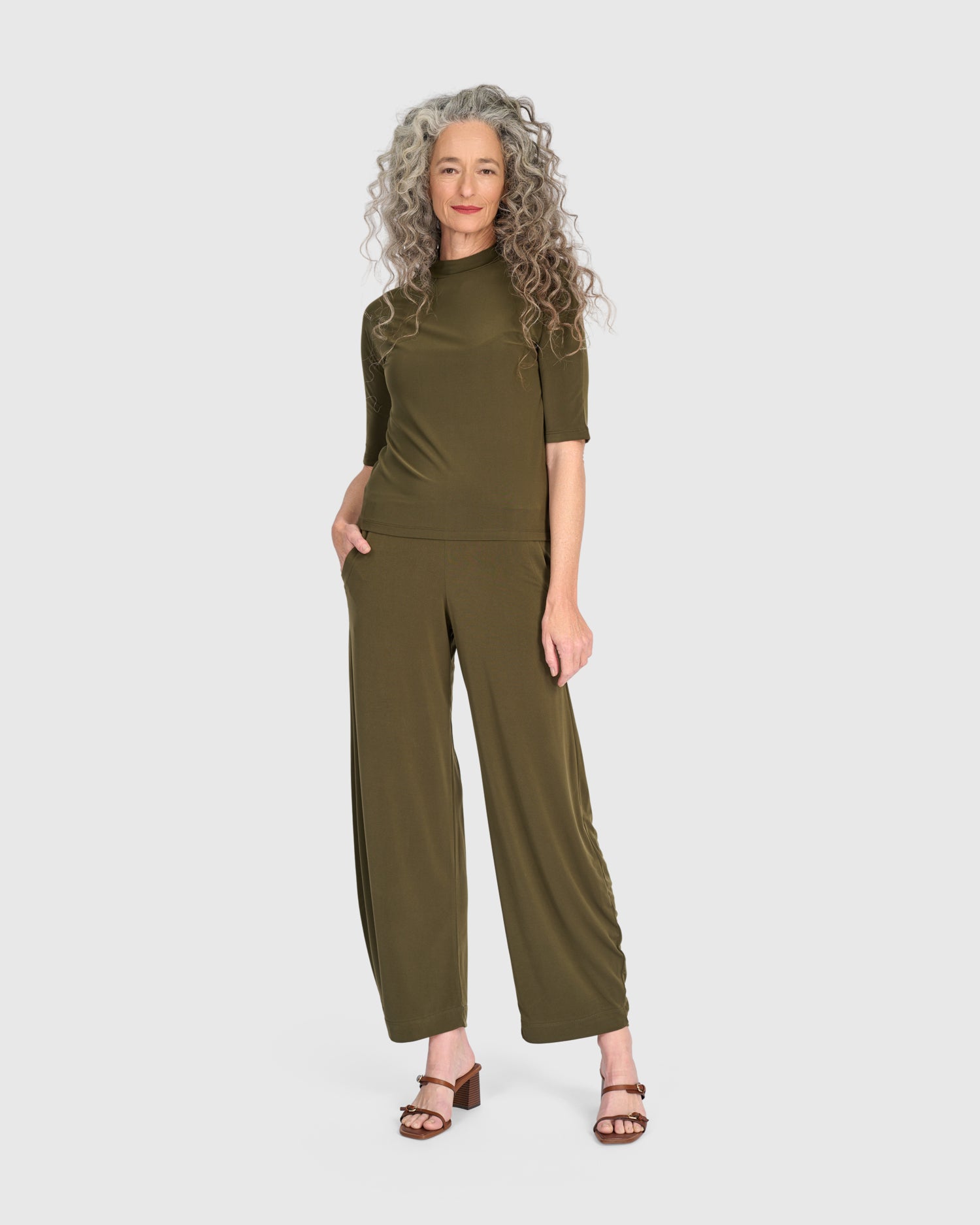 alembika-essential-slinky-mockneck-tee-khaki-damen-shirt image 2