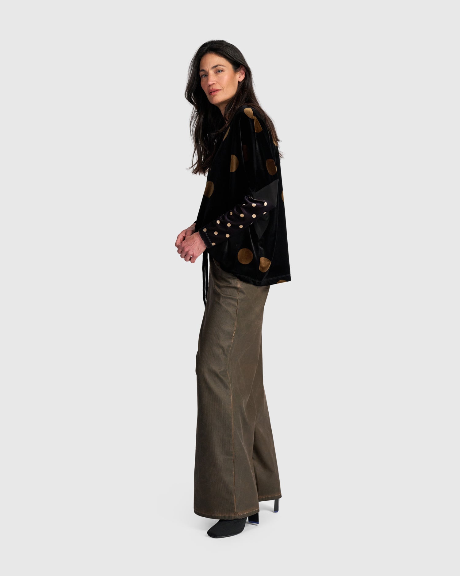 alembika-everyday-velvet-curve-top-black-gold-dot-samttop image 5