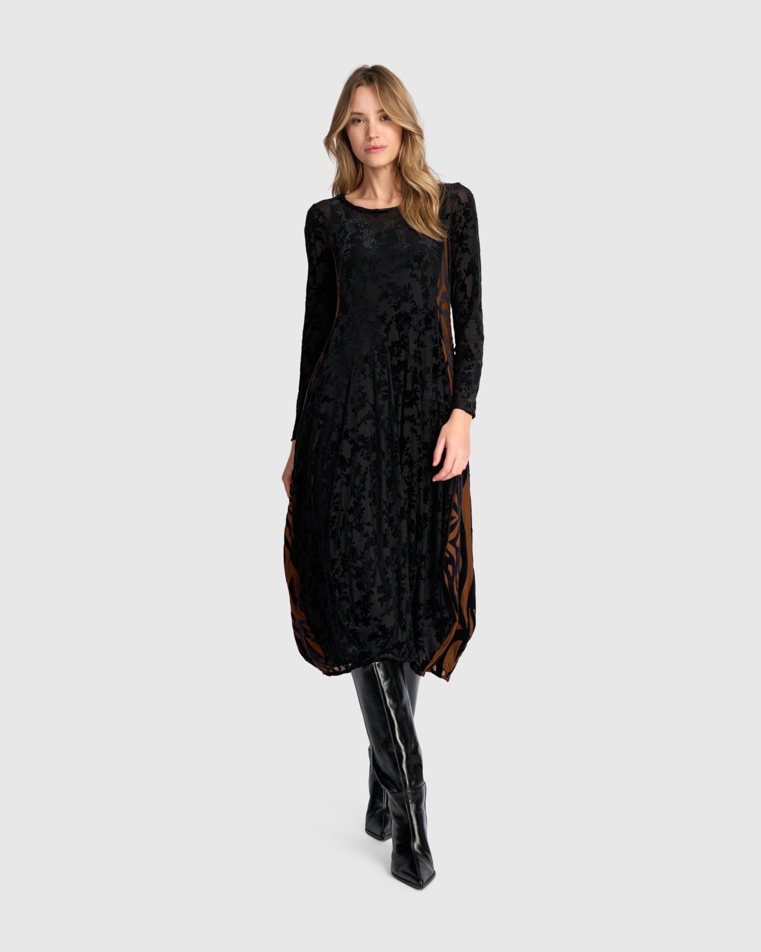 alembika-seraphine-crew-cocoon-kleid-black-cognac image 3