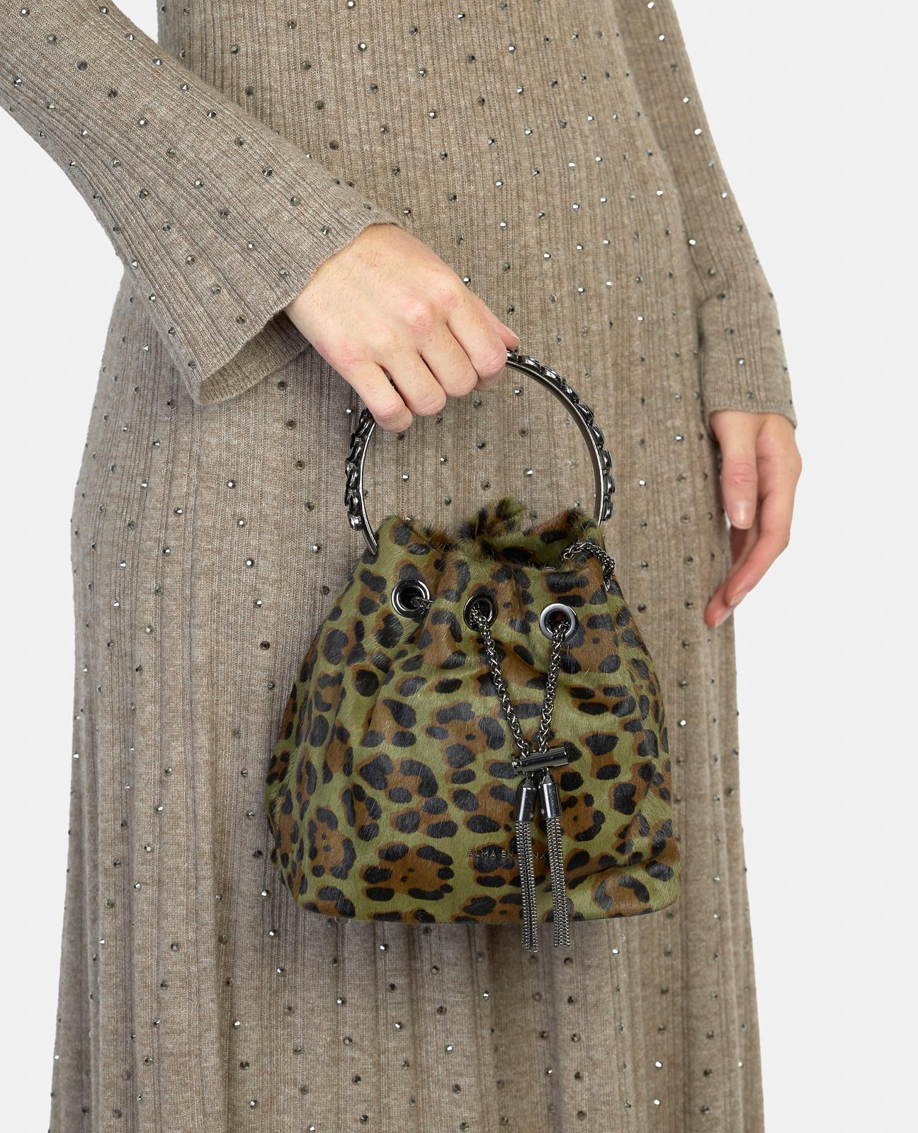 alma-en-pena-bowler-bag-khaki-leder-mit-anh-nger-und-kette image 4