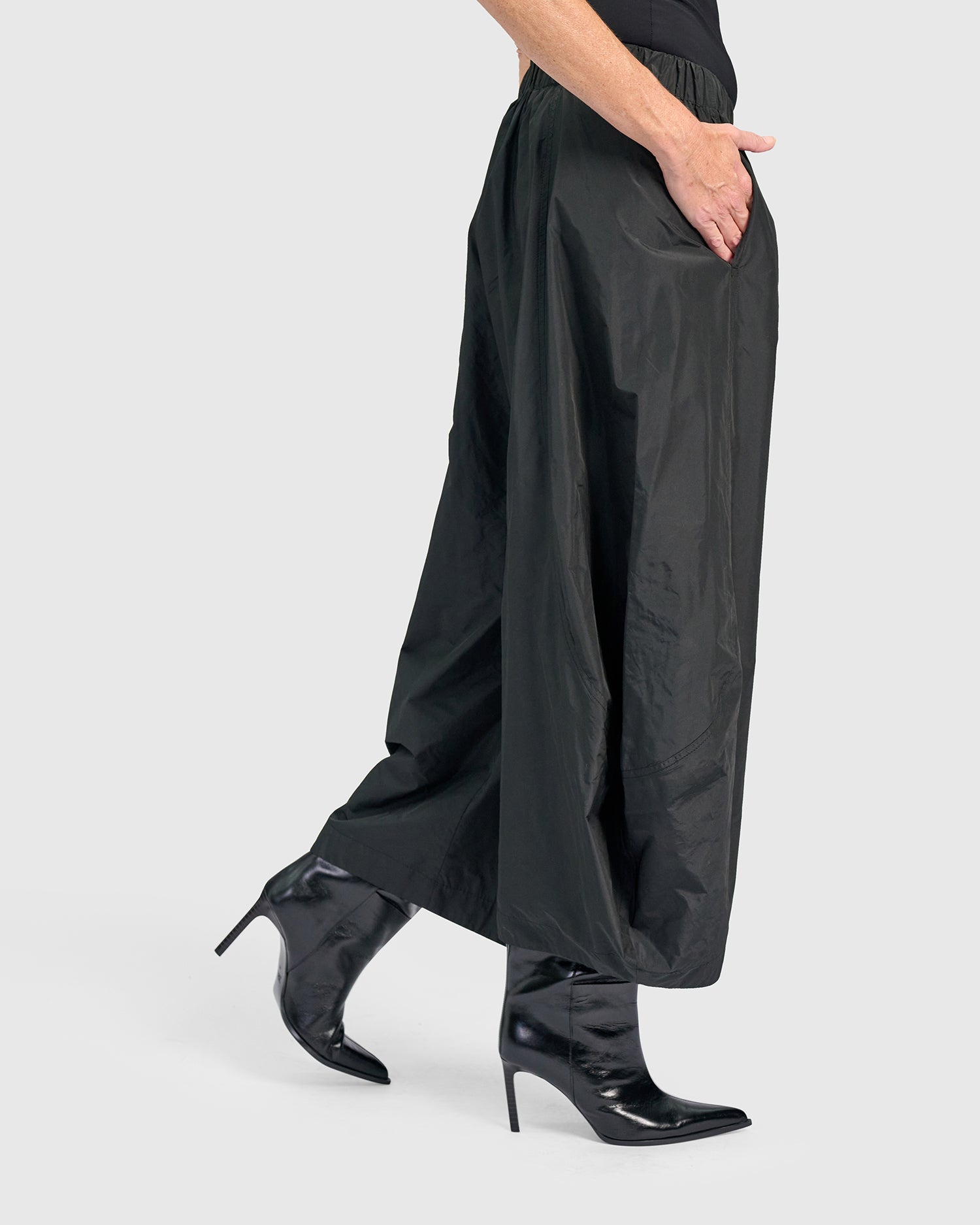 alembika-balloon-swish-pants-damen-schwarz-taffeta-ballonhose image 5