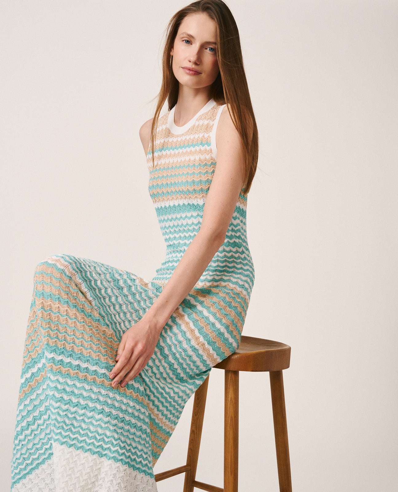 alma-en-pena-sleeveless-knit-dress-langes-rmelloses-strickkleid-blau image 2