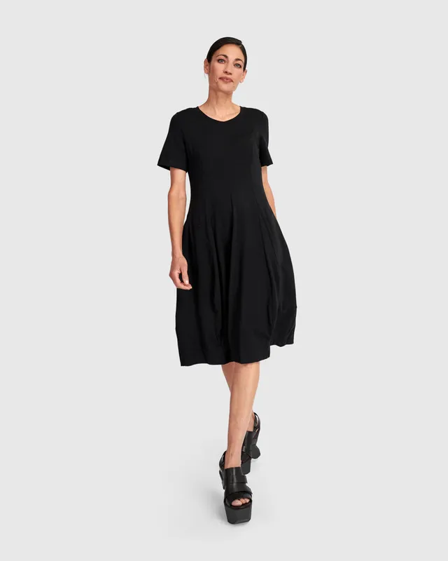 alembika-urban-staple-kurzarm-kleid-schwarz-cocoon image 1