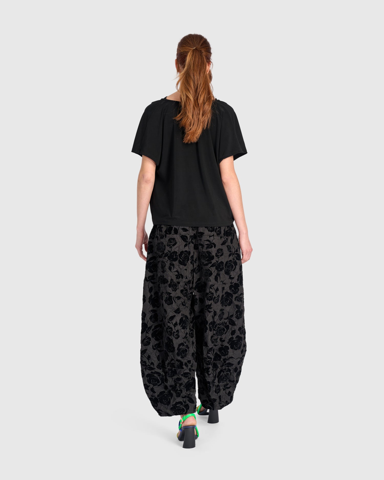 alembika-attar-lantern-pants-black-rose-ballon-hose-cropped image 5
