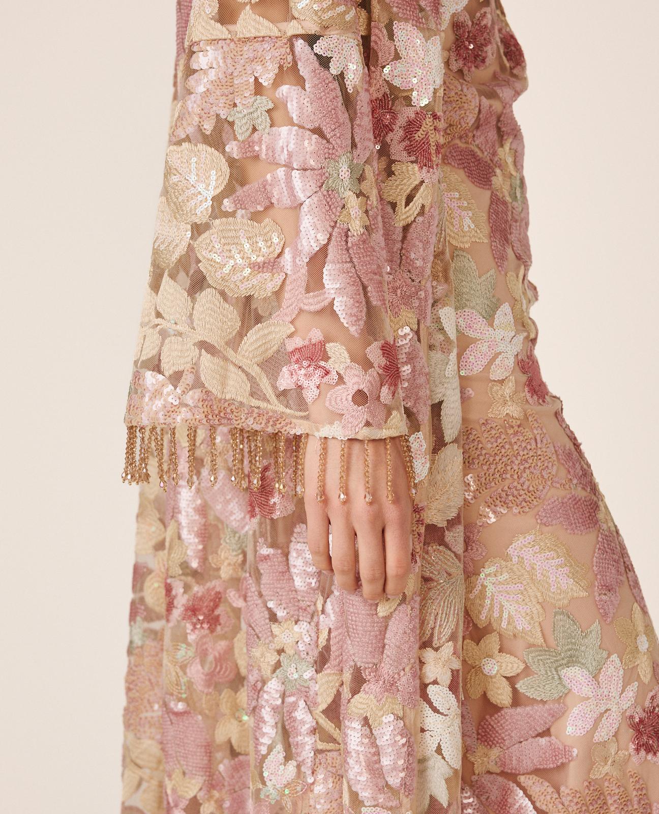 alma-en-pena-floral-caftan-pailletten-caftan-rosa-mit-blumendruck image 4