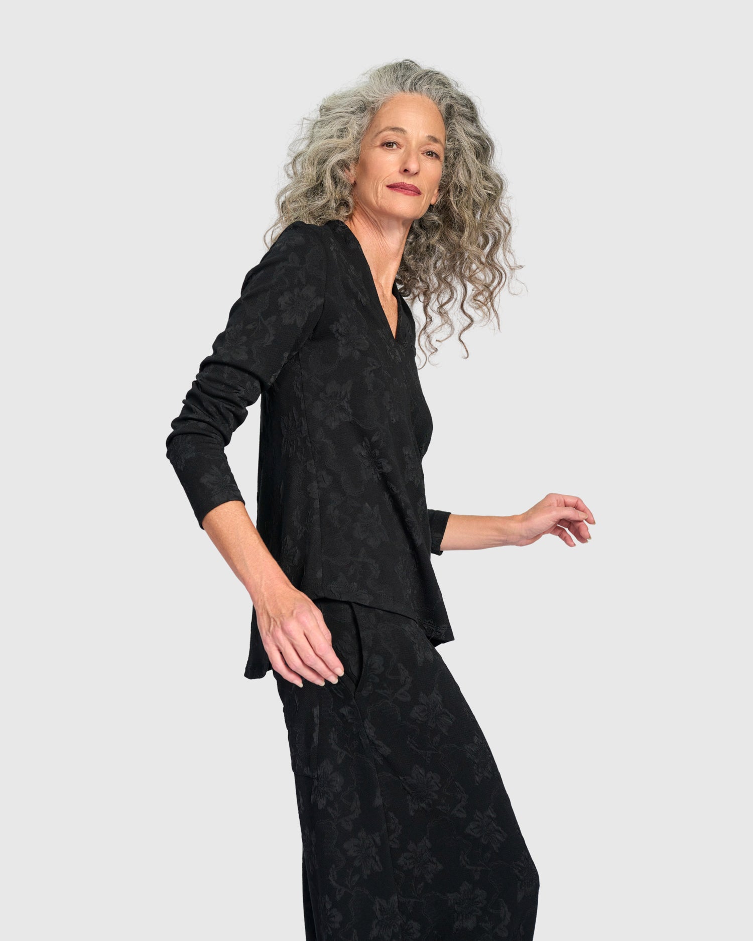 alembika-keepsake-v-neck-top-black-flora-langarmshirt-mit-floral image 5