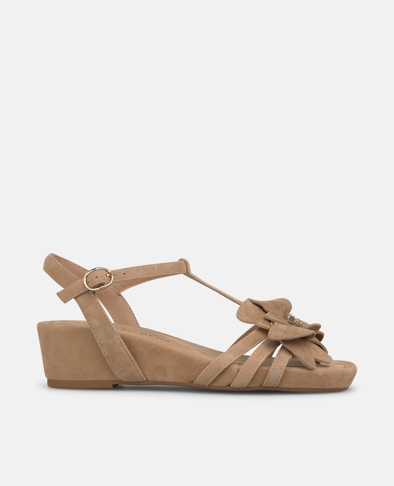 alma-en-pena-keilsandalen-mit-blumen-detail-sandfarbene-wedges-mit-plateau image 1