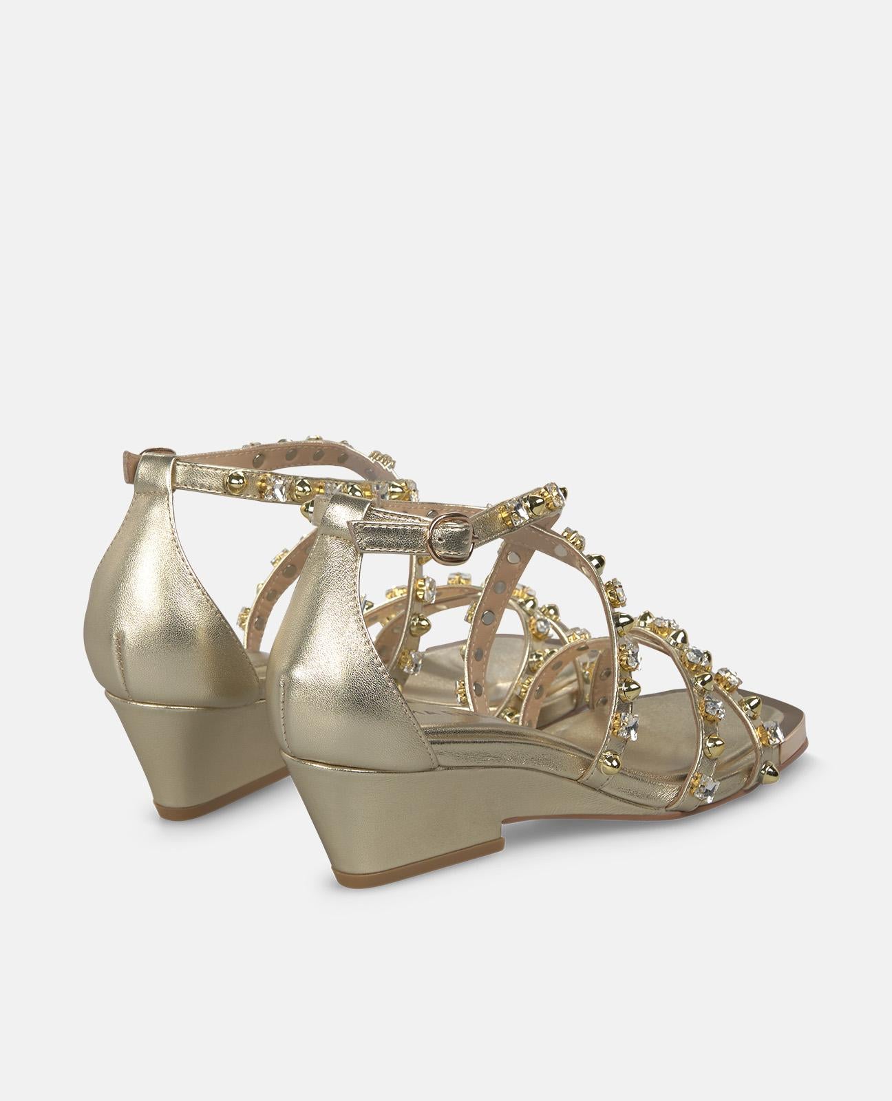 alma-en-pena-riemchensandale-gold-mit-strass-und-6-cm-blockabsatz image 3
