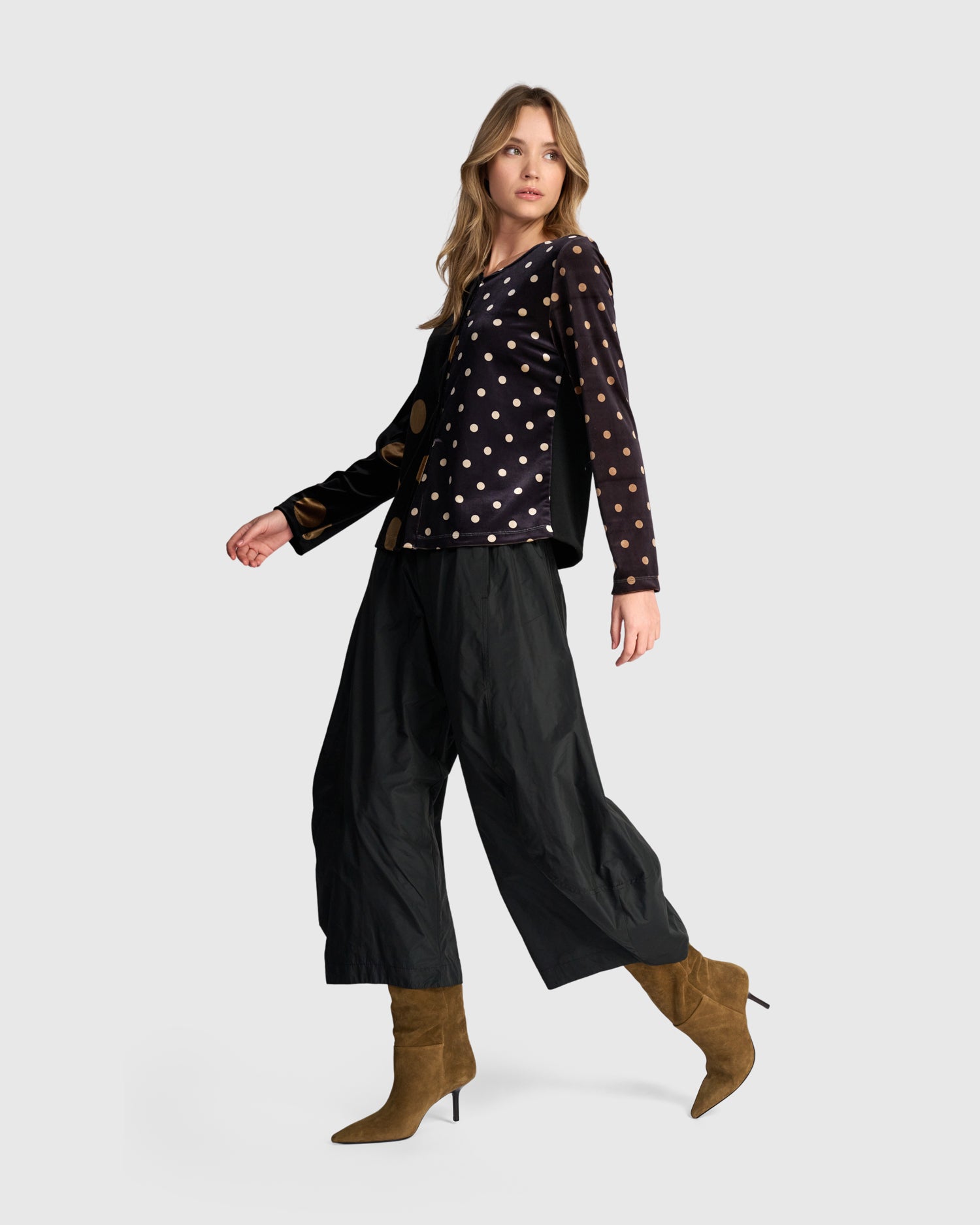 alembika-andromeda-velvet-cardigan-strickjacke-black-gold-dot image 4