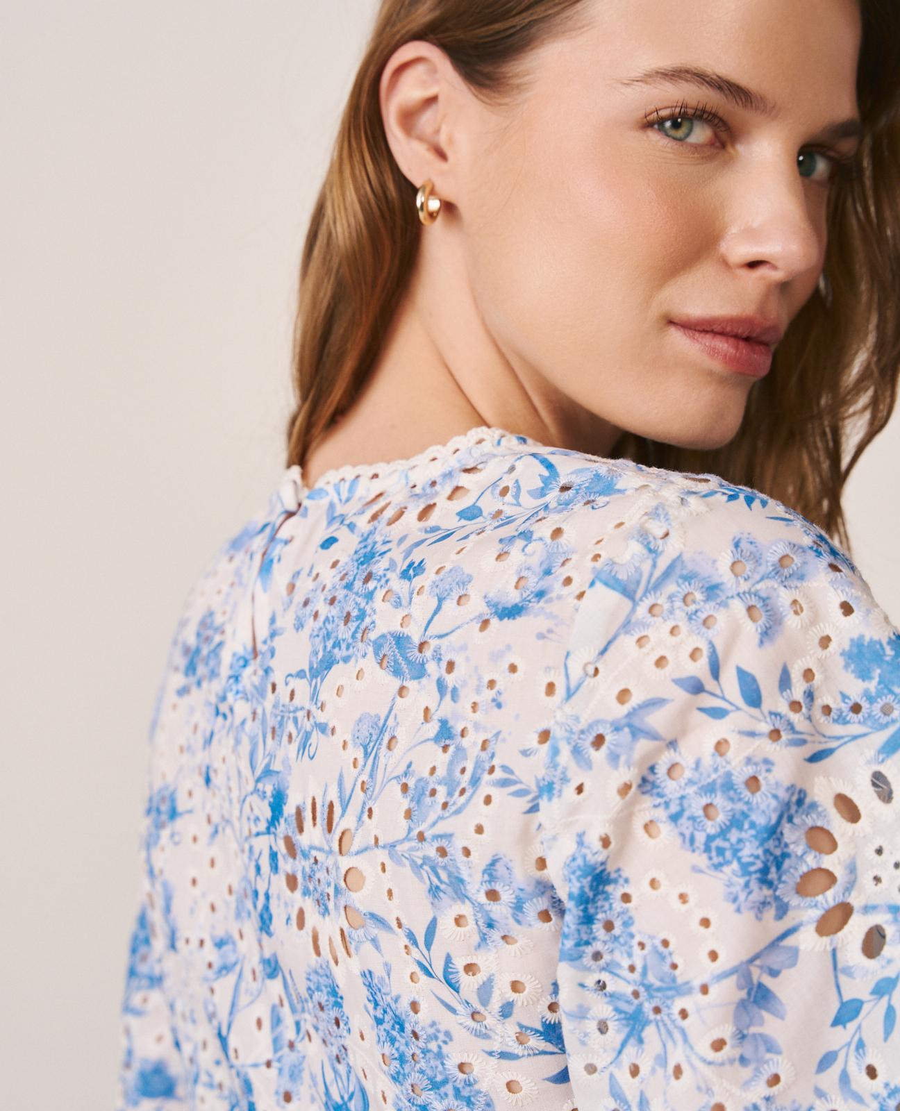 alma-en-pena-kurzarm-top-mit-stickerei-und-bl-mchenmuster-blau image 6