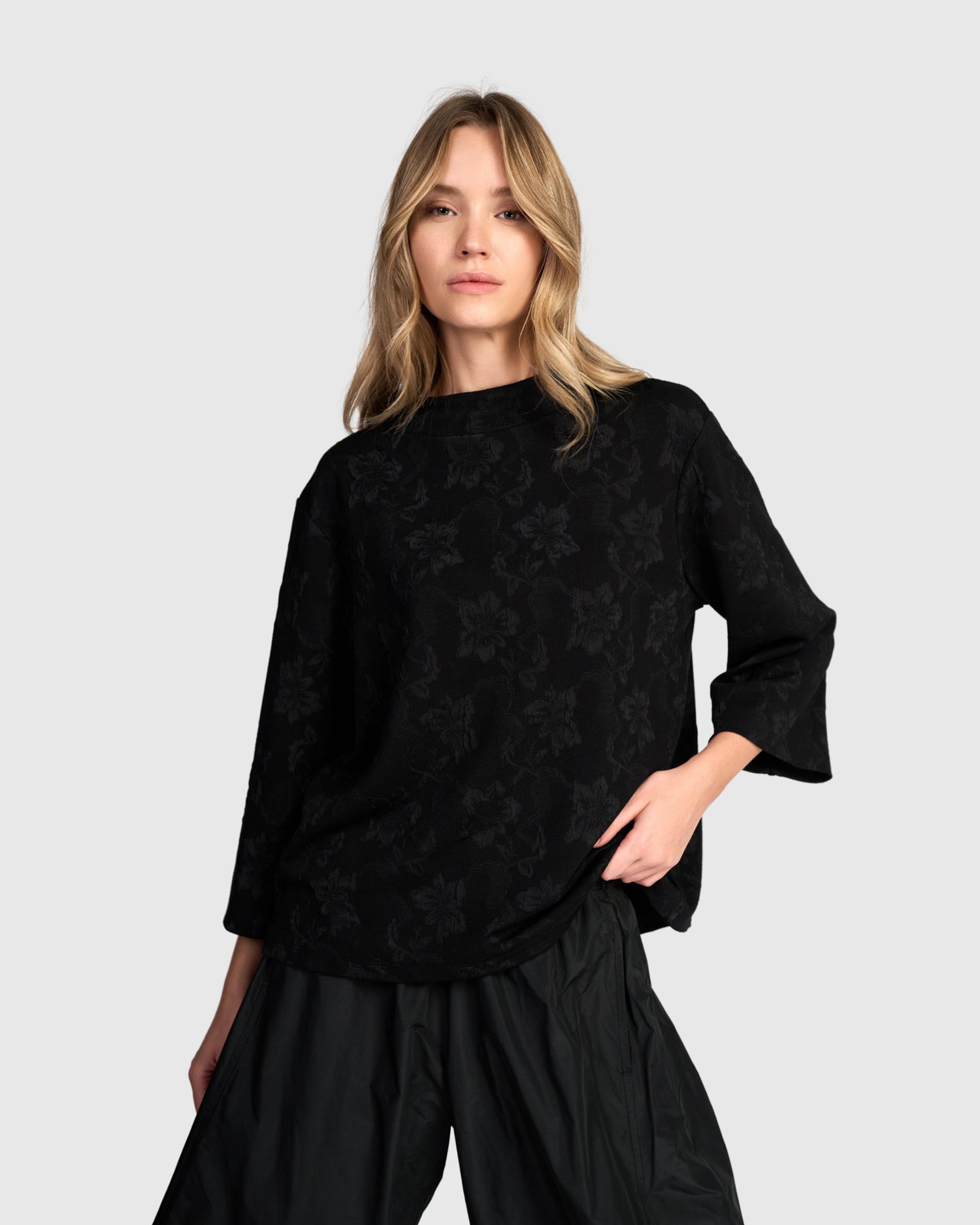 alembika-madrigal-top-damen-top-black-flora image 6