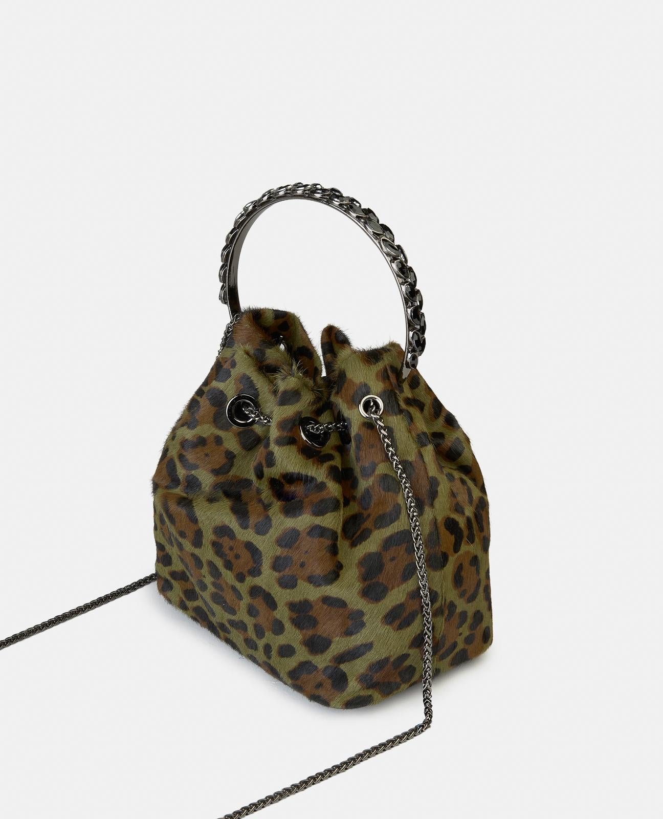 alma-en-pena-bowler-bag-khaki-leder-mit-anh-nger-und-kette image 2