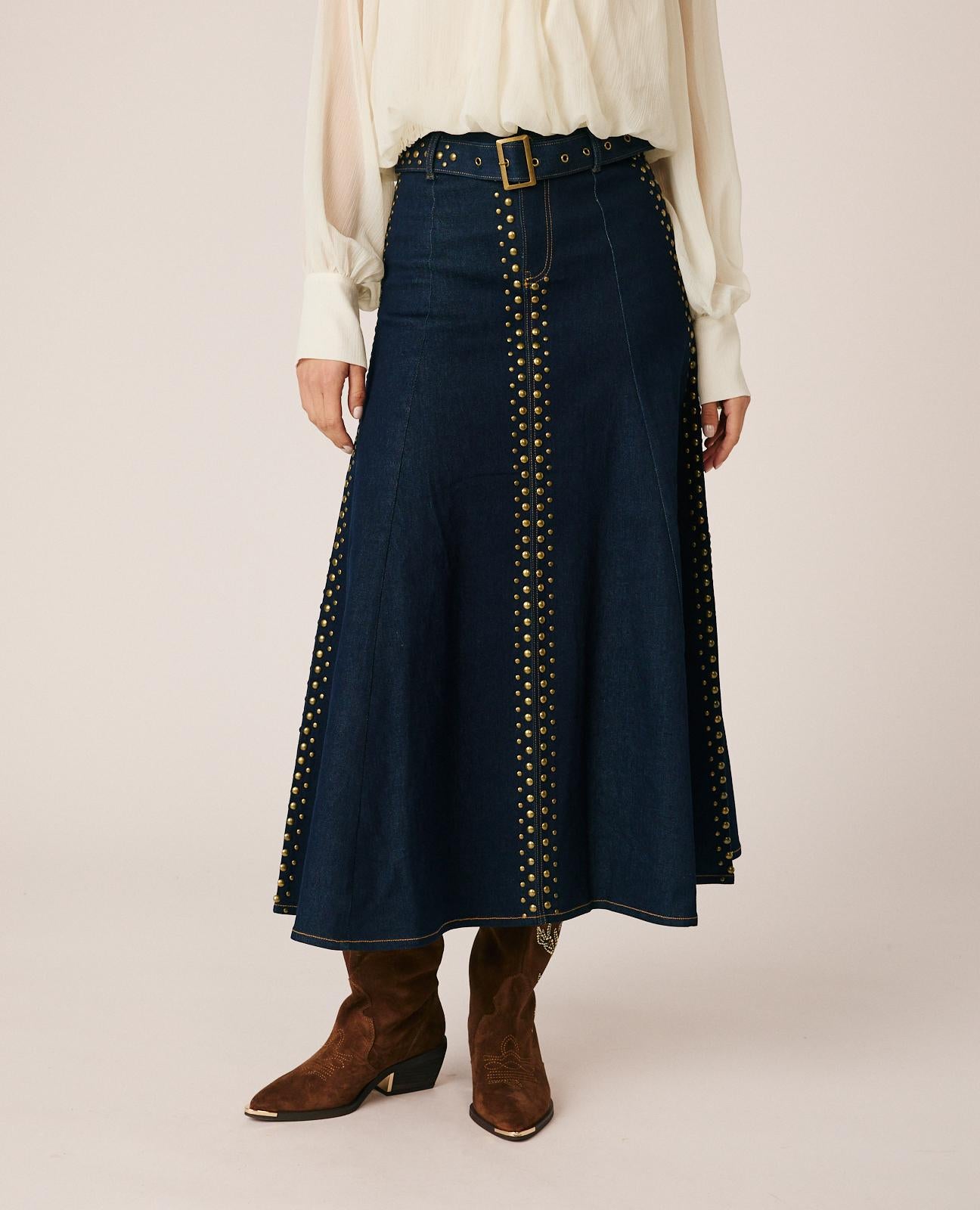 alma-en-pena-jeansrock-midi-medium-wash-mit-nieten-und-g-rtel image 2