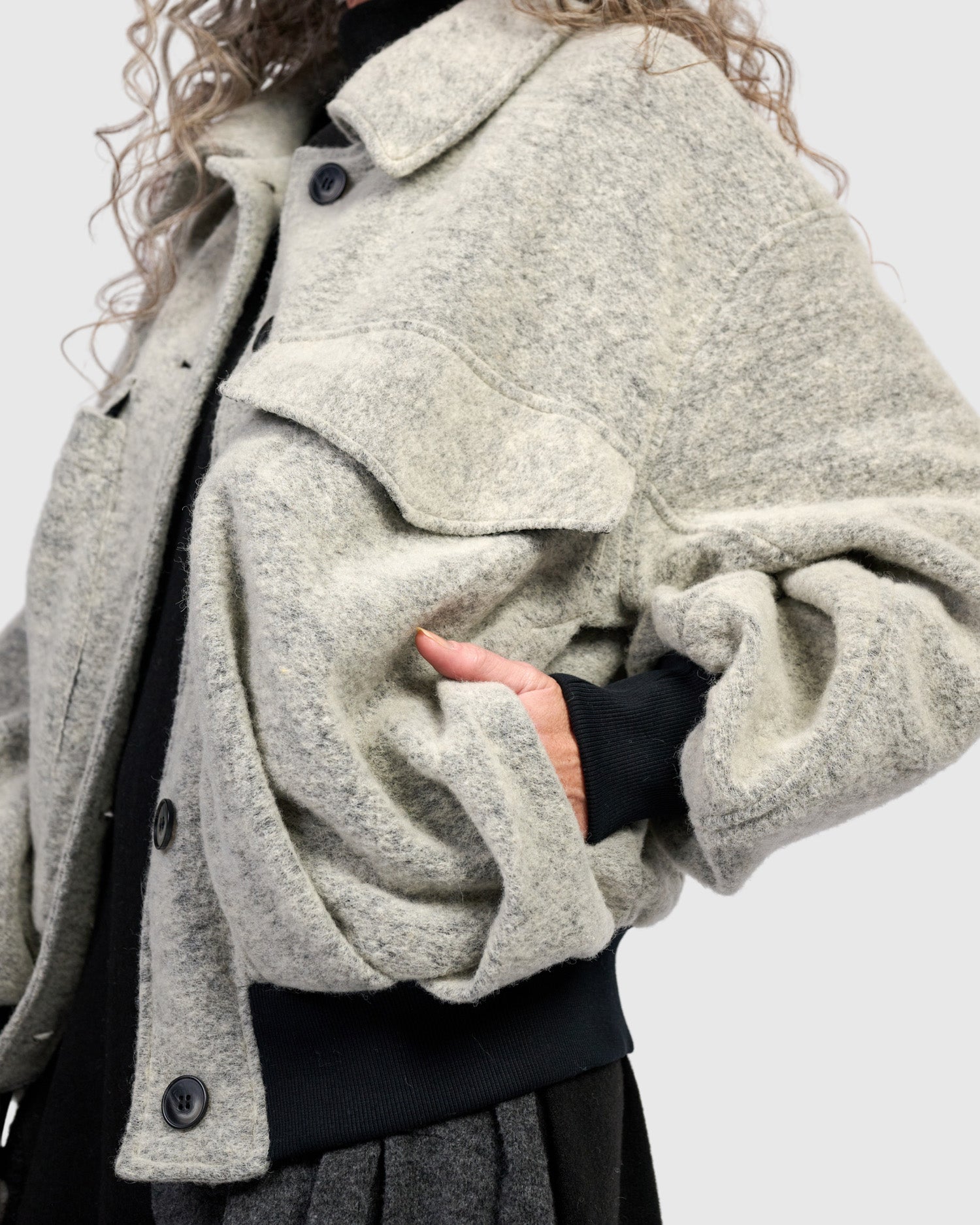 alembika-urban-brushed-varsity-jacke-cloud-grey-oversize-fleecejacke image 4