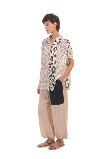 alembika-cheetah-bluse-animal-print-kurzarm image 4