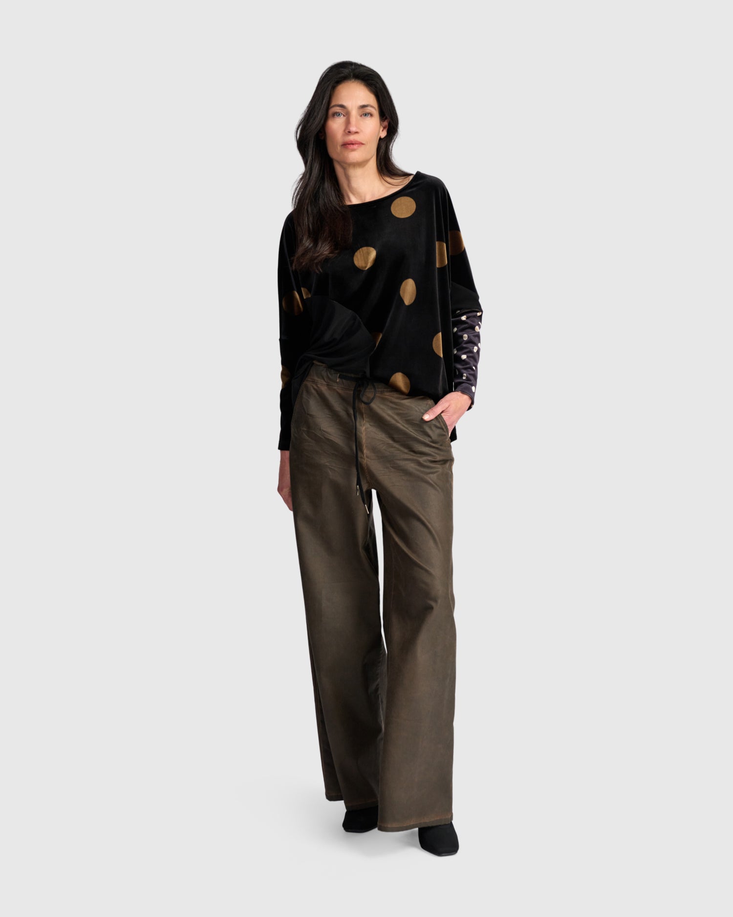 alembika-everyday-velvet-curve-top-black-gold-dot-samttop image 2