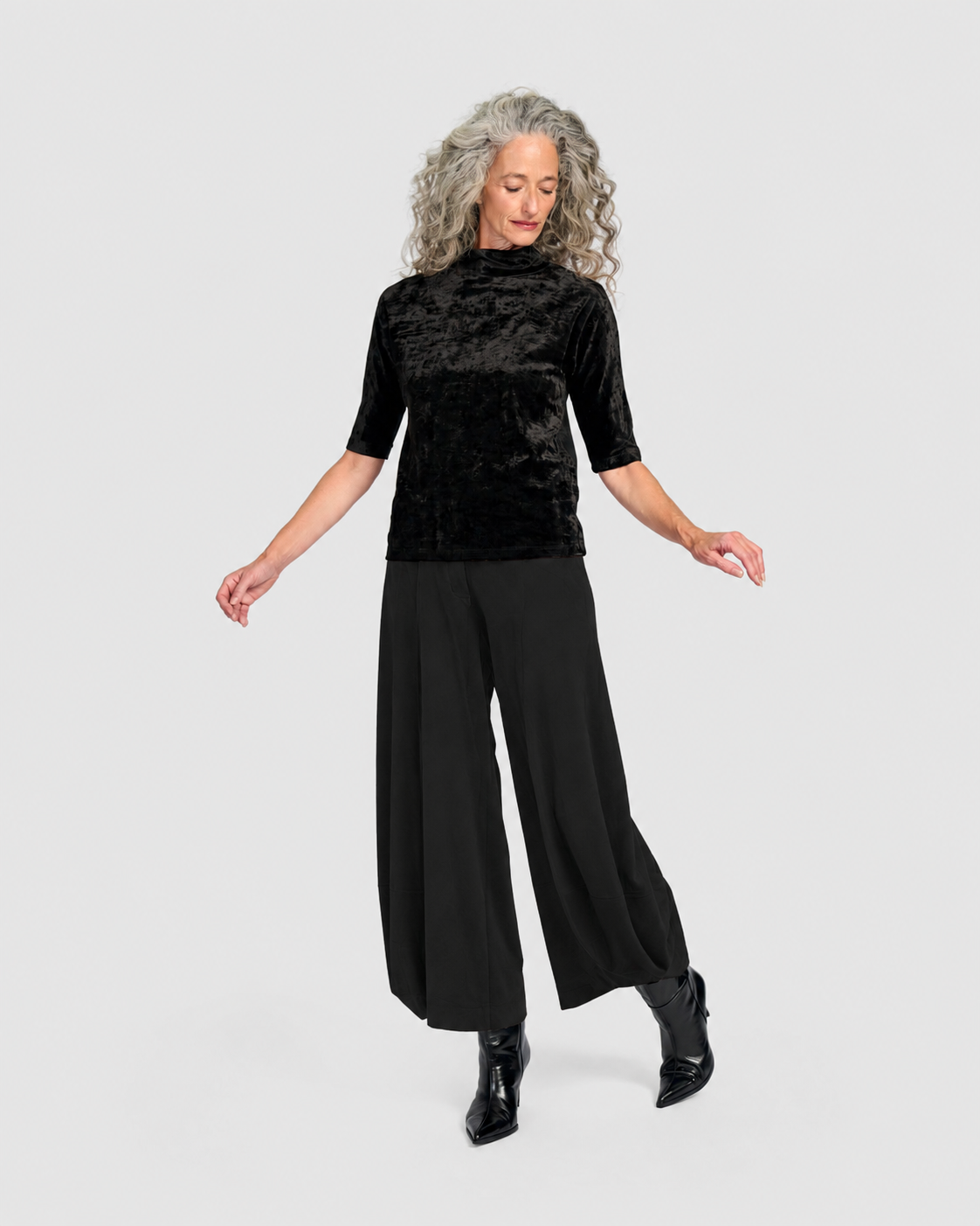 alembika-adagio-mockneck-top-schwarz-flora-samt image 2