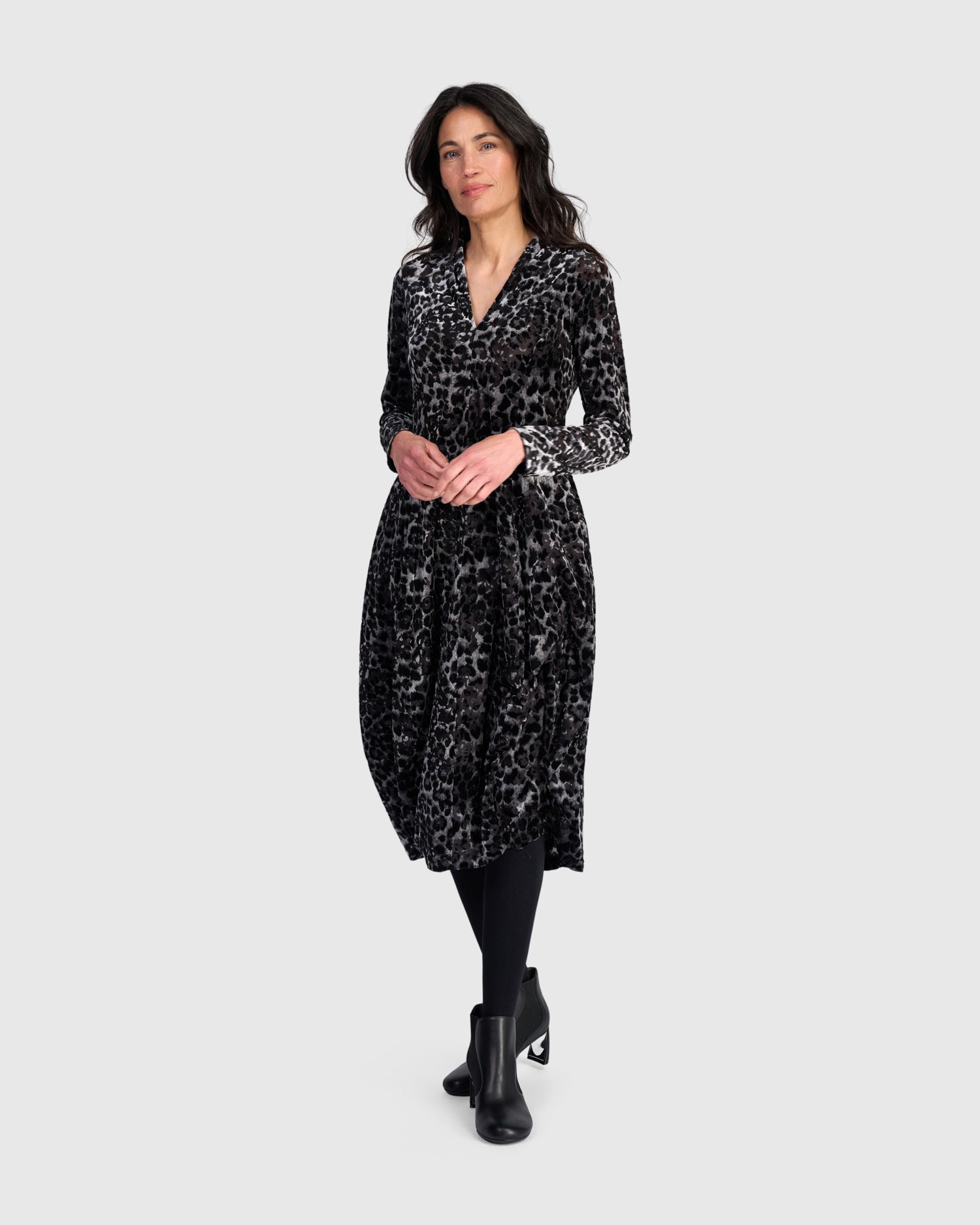 alembika-luminary-cocoon-kleid-pewter-leopard image 1
