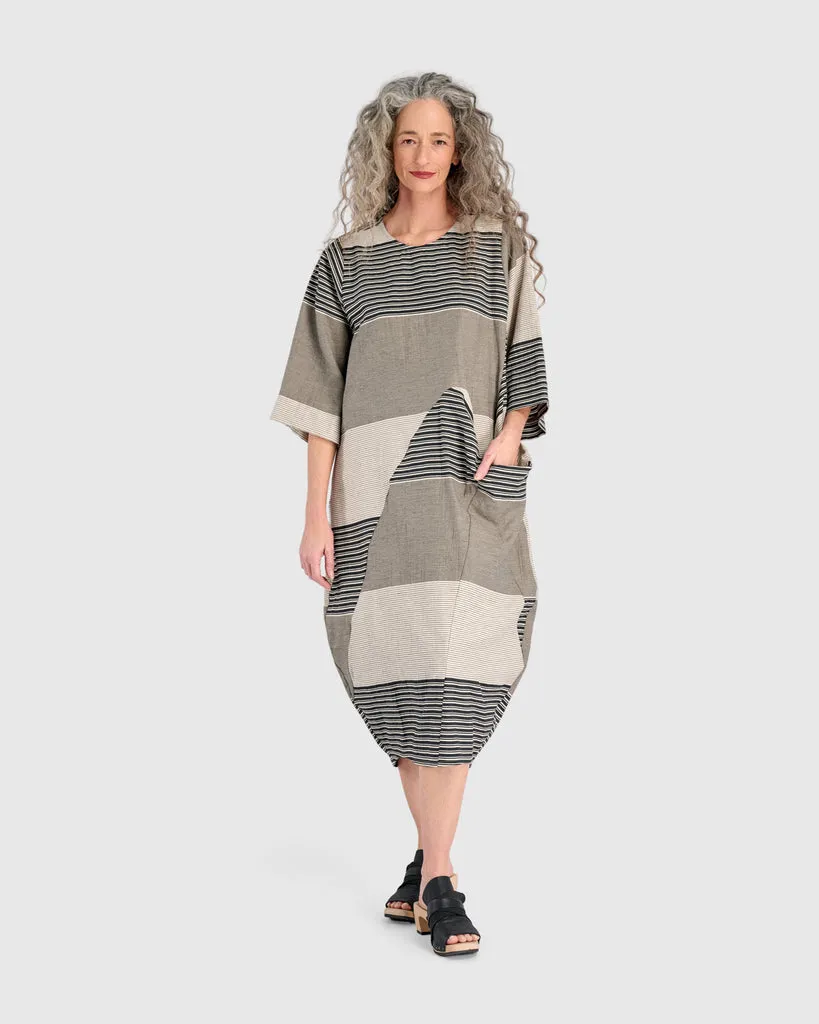 alembika-urban-unfurl-pocket-kleid-sand-stripes-relaxed image 1