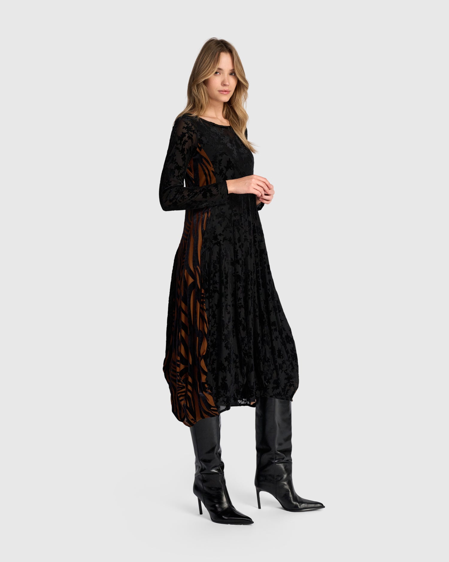 alembika-seraphine-crew-cocoon-kleid-black-cognac image 4
