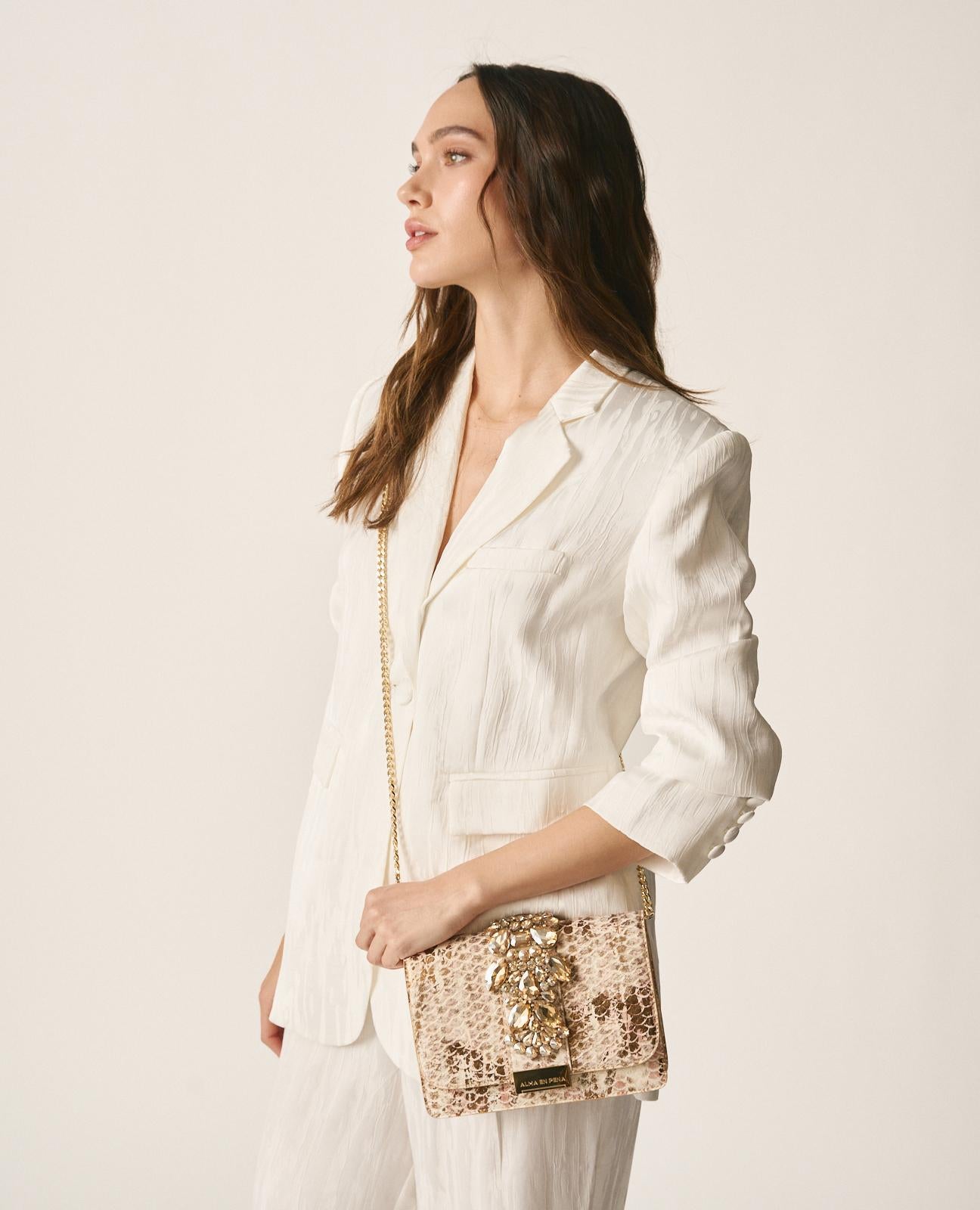 alma-en-pena-clutch-leder-strass-beige-kette-magnetverschluss image 5