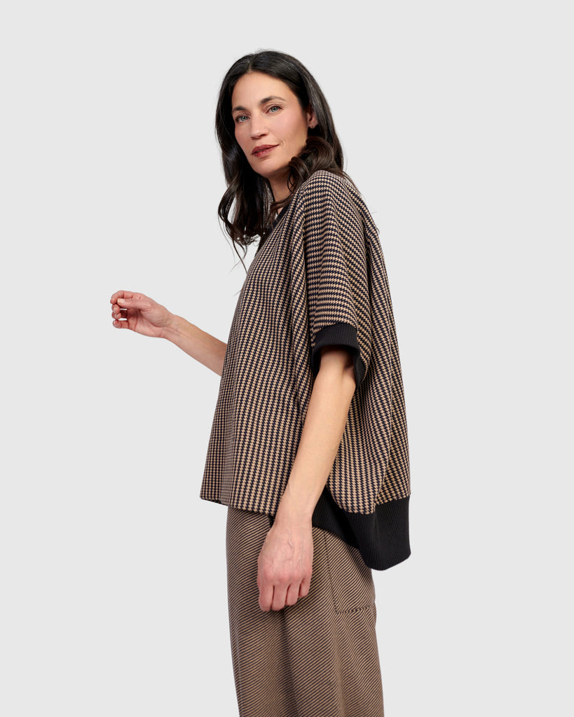 alembika-yetta-rounded-top-chocolate-boxy-jacquard-oberteil image 1