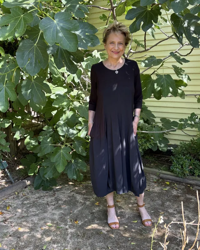 alembika-tekbika-slack-kleid-schwarz-midi-cocoon image 1