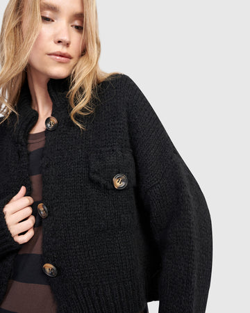 alembika-trucker-cardigan-schwarz-cropped-strickjacke image 3