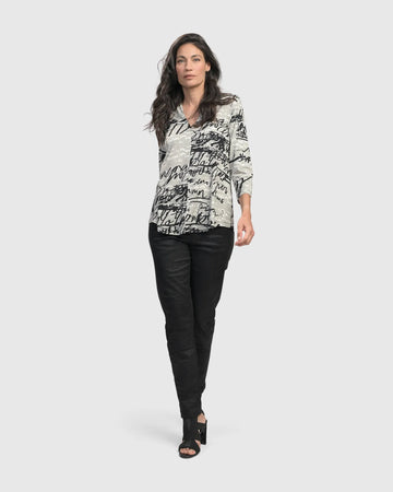 alembika-flirty-signature-v-neck-top-damen-script-muster image 4
