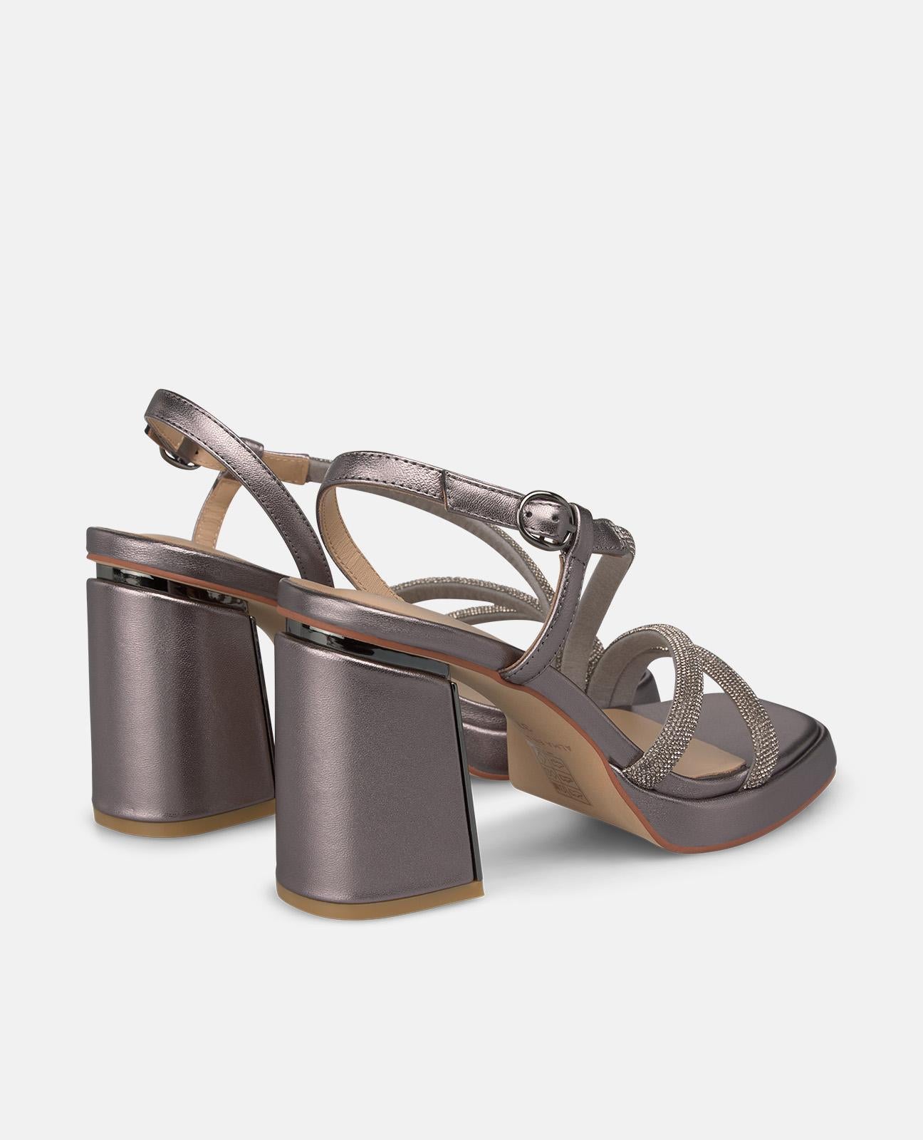 alma-en-pena-metallic-strap-sandals-sandaletten-mit-8-5-cm-blockabsatz-in-silber image 3