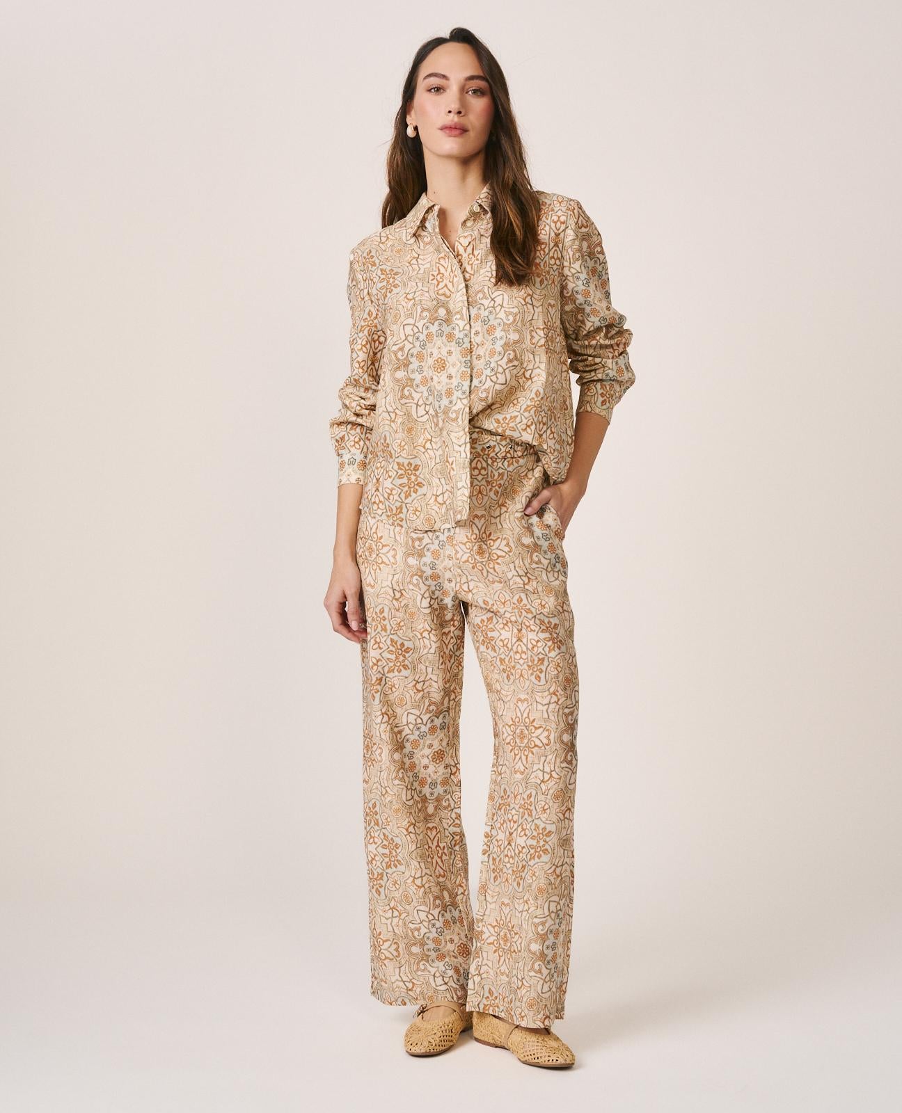 alma-en-pena-braune-mosaik-print-marlenehose-mit-weitem-bein image 2