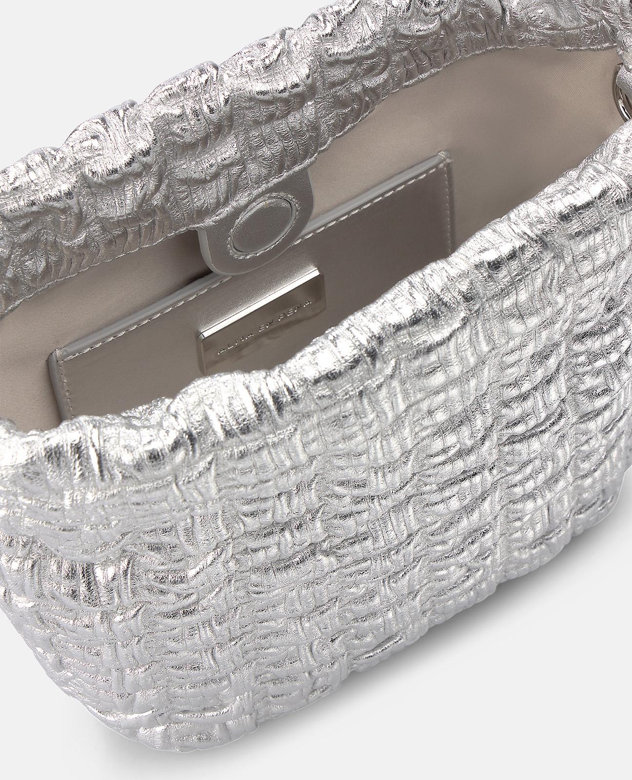 alma-en-pena-beuteltasche-silber-aus-leder-mit-metallkette-zum-umh-ngen image 5