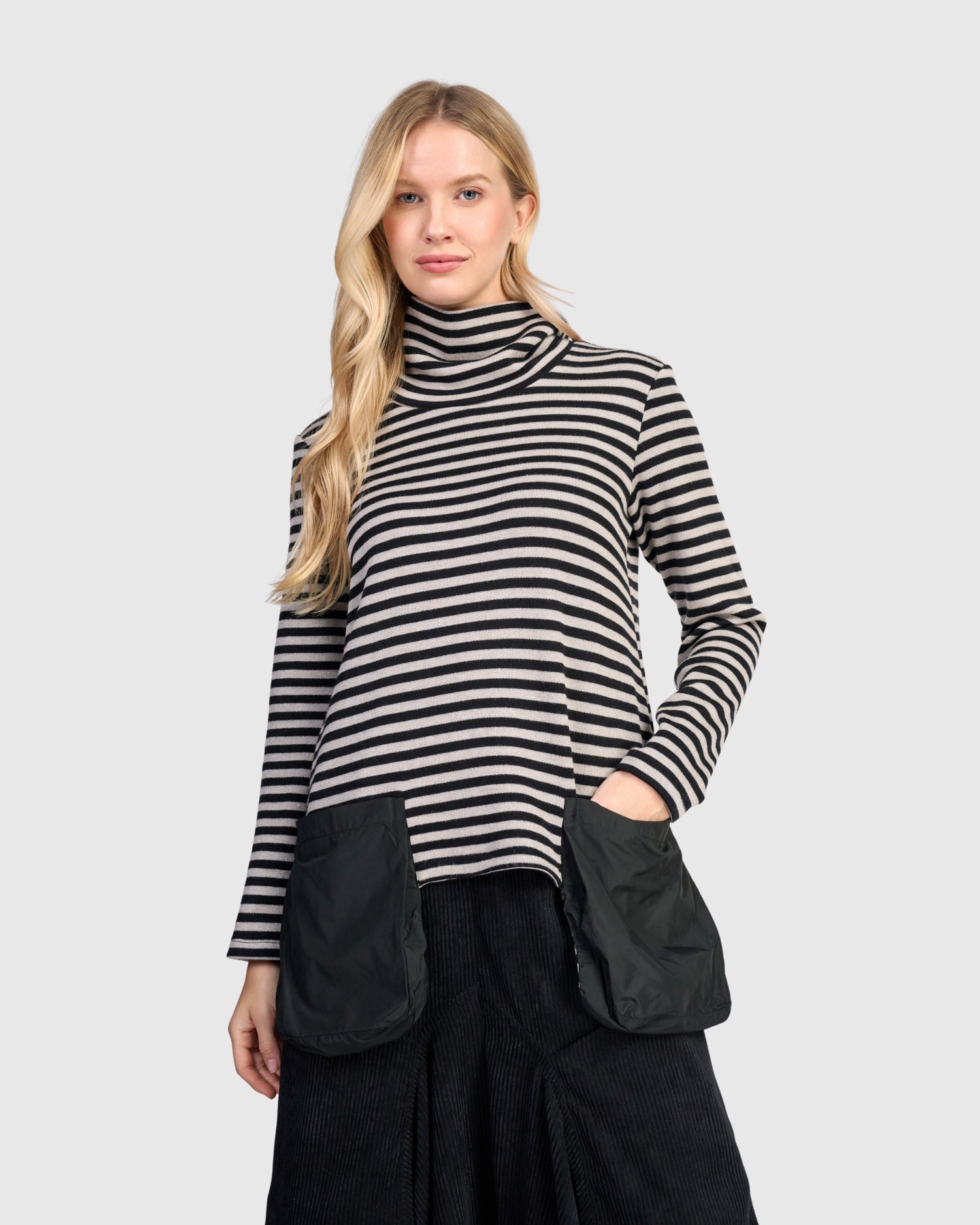 alembika-urban-vik-pockets-turtleneck-schwarz-cloud-streifen image 1