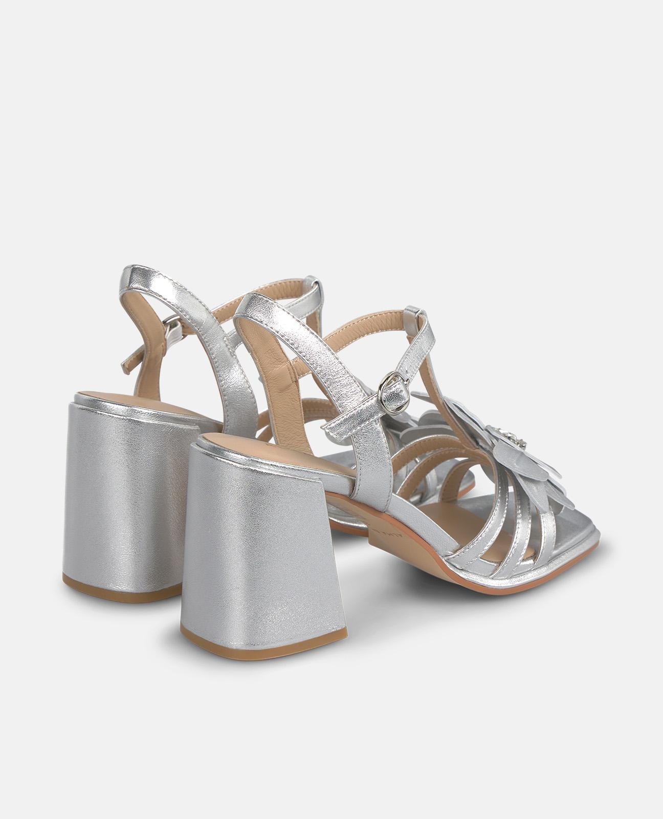 alma-en-pena-riemchensandalette-metallic-silber-mit-blume-9-cm image 3