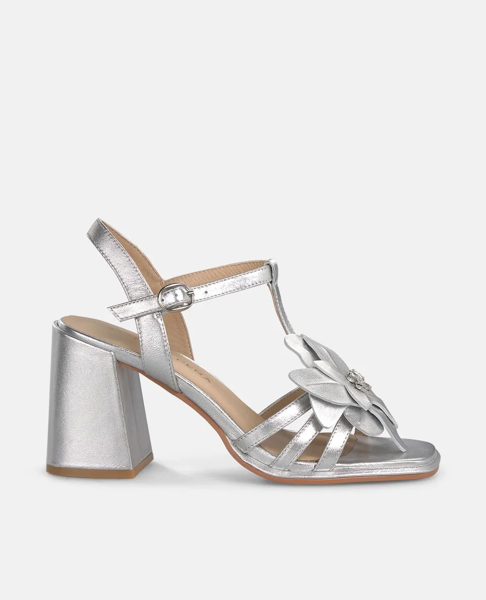 alma-en-pena-riemchensandalette-metallic-silber-mit-blume-9-cm image 1