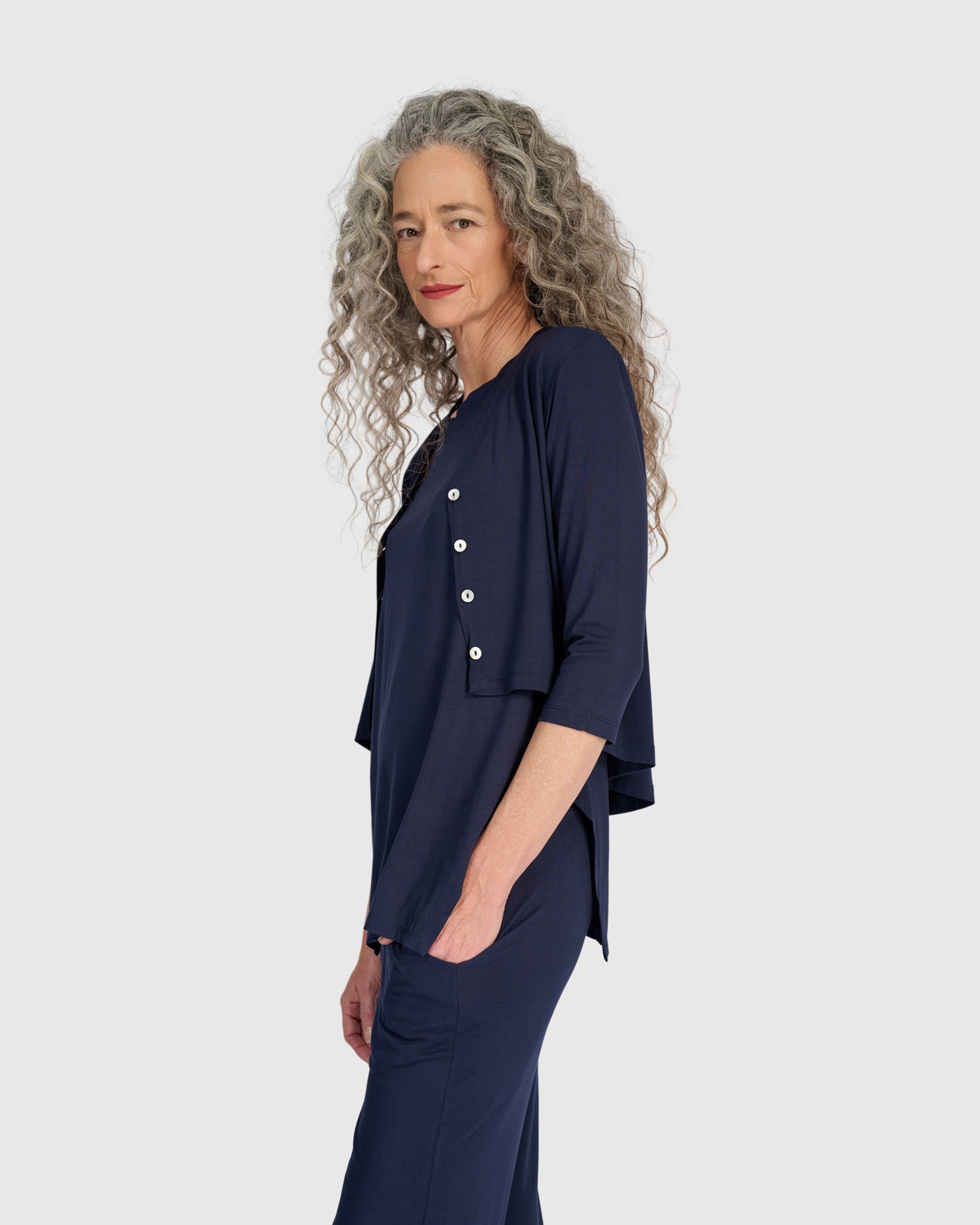 alembika-essential-crop-cardigan-navy-kurz-cardigan image 3