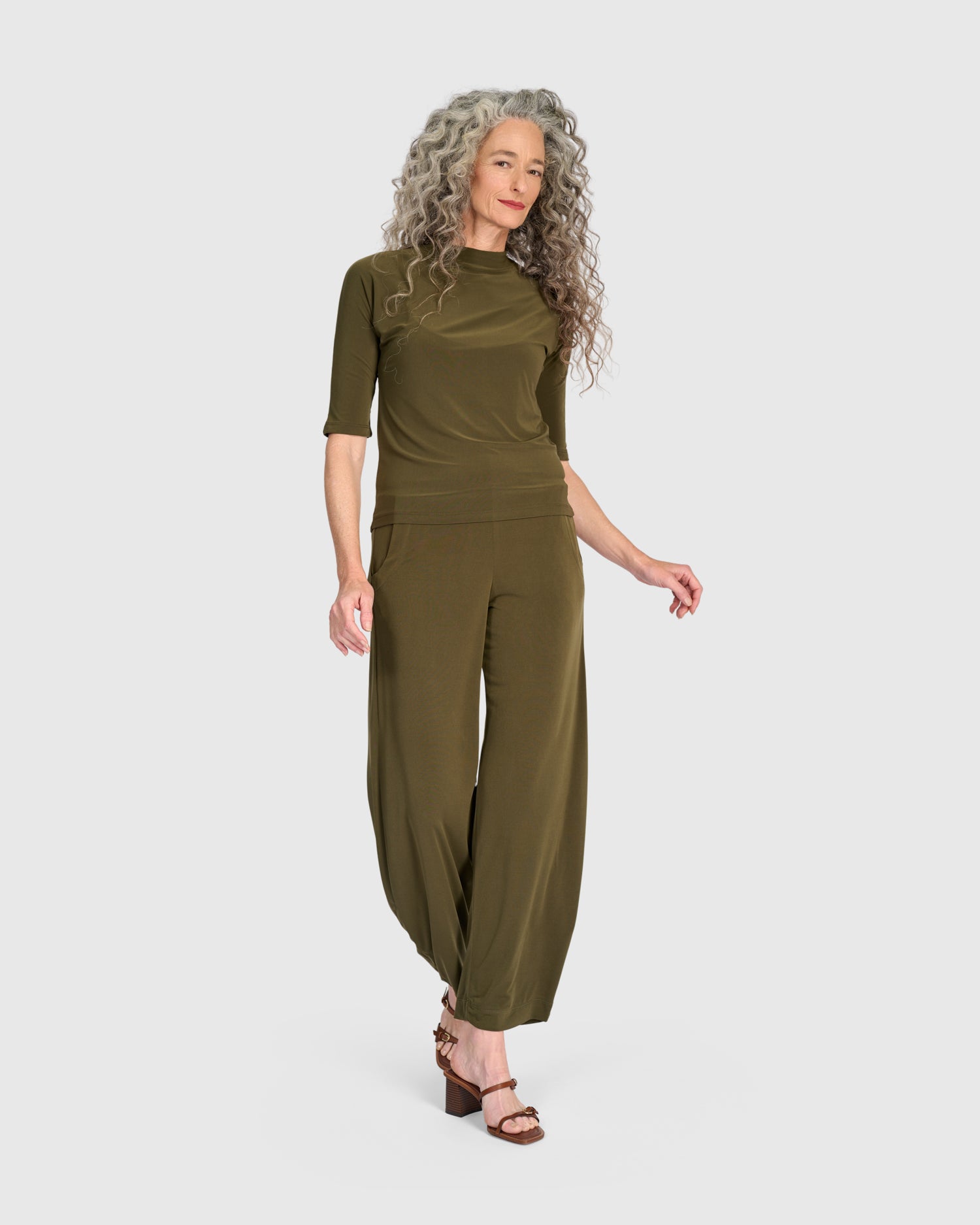 alembika-essential-slinky-mockneck-tee-khaki-damen-shirt image 7