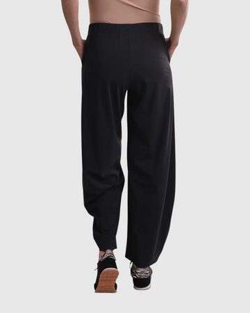 alembika-tekbika-floral-flow-pants-black-tech-hose-mit-taschen image 4