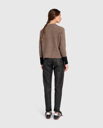 alembika-blackbird-cardigan-hazelnut-black-cropped-strickjacke image 5