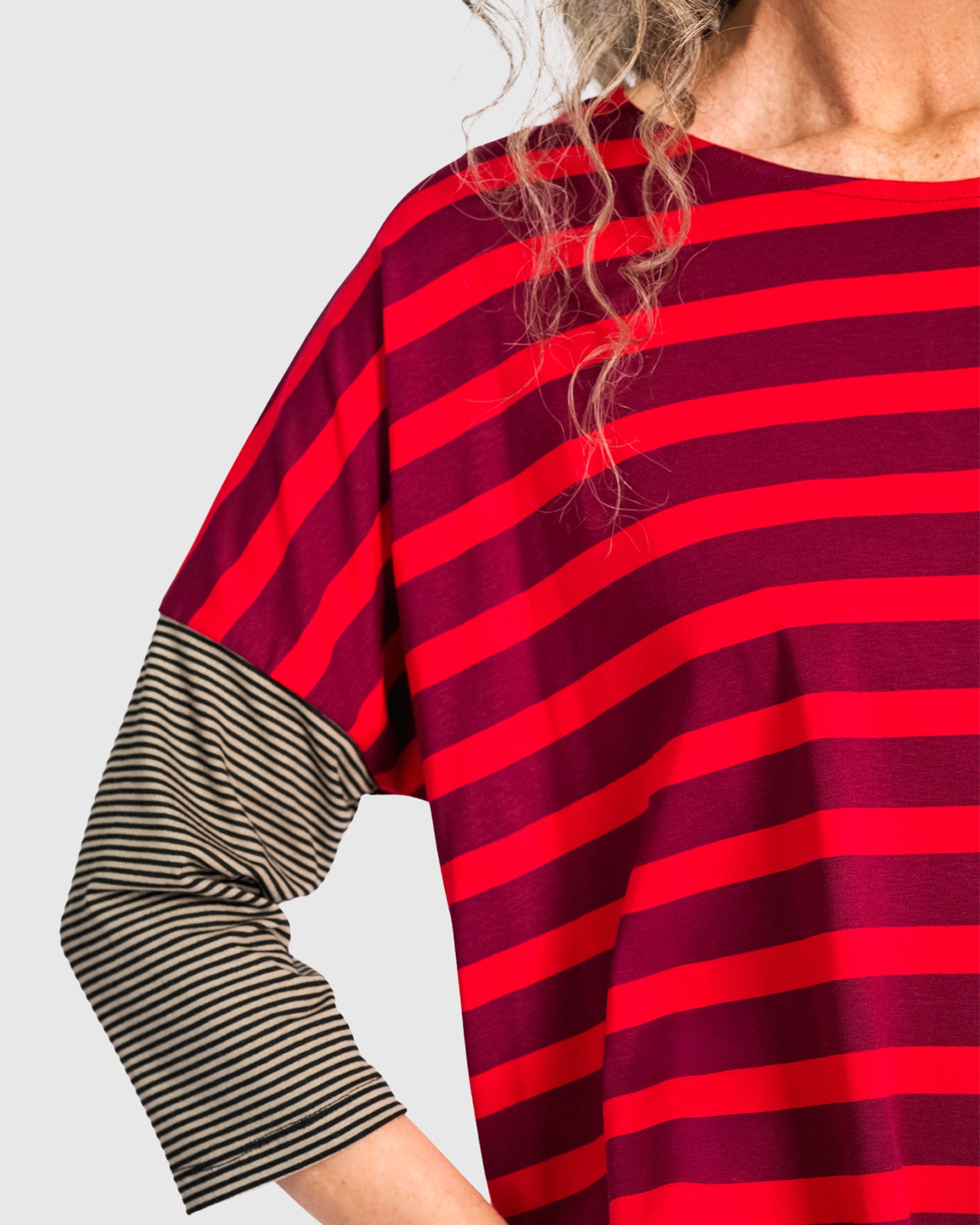 alembika-ruby-boxy-tee-damen-shirt-red-stripe image 3