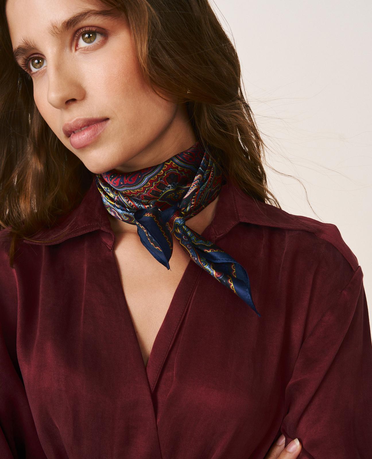 alma-en-pena-bandana-tuch-quadratisch-mit-symmetrischem-print-blau image 2
