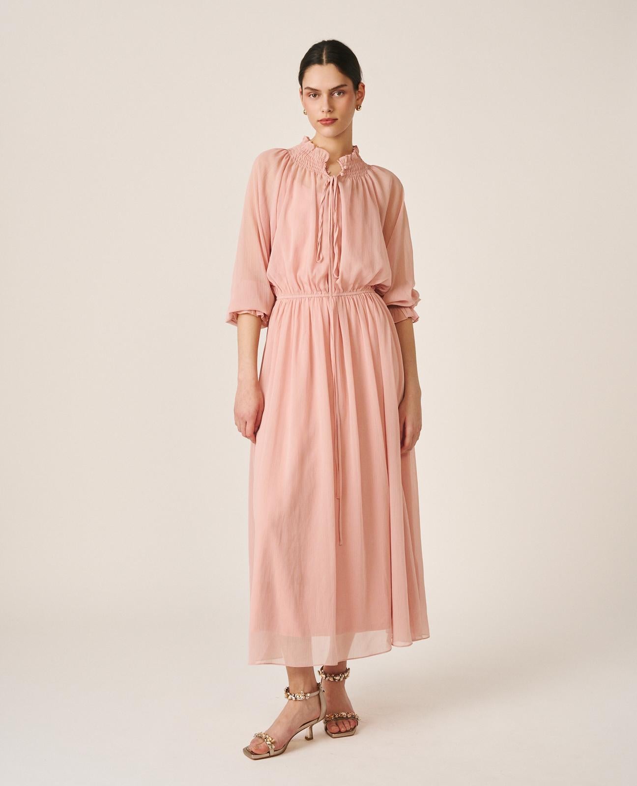 alma-en-pena-midi-kleid-mit-r-schen-ausschnitt-und-puff-rmeln-rosa image 4