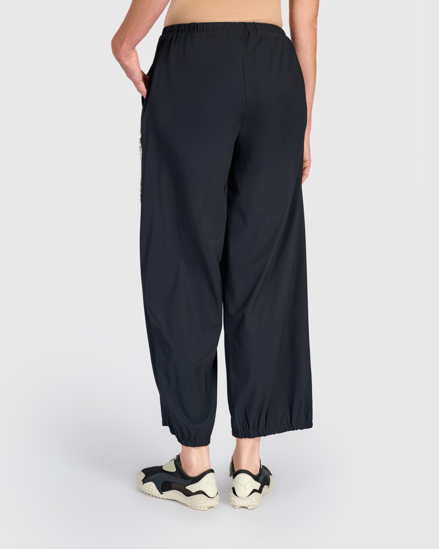 alembika-tekbika-axis-lantern-pants-black-graphic image 5