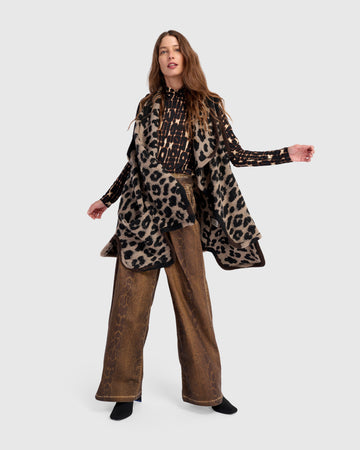 alembika-savage-cozy-draped-weste-leopard-strickweste-lang image 8
