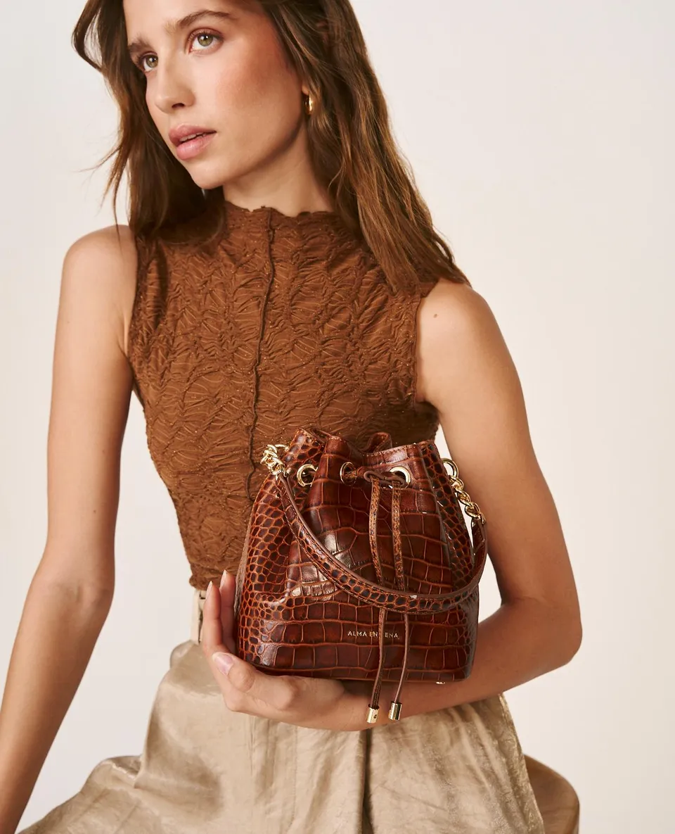 alma-en-pena-bombonera-leder-beuteltasche-camel image 1